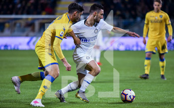 2019-04-14 - Francesco Cassata in pressing su Matteo Politano - FROSINONE VS INTER 1-3 - ITALIAN SERIE A - SOCCER
